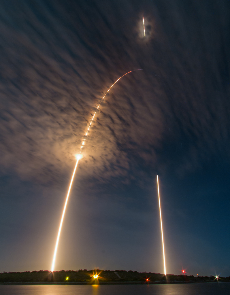 Falcon 9 departure on the left, first stage return on the right     ©Michael Seeley